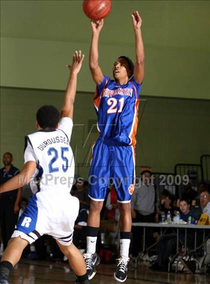 Thumbnail 1 in Reseda vs. University (CIF LACS D2 Final) photogallery.