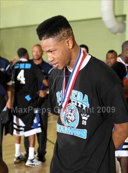 Thumbnail 1 in Reseda vs. University (CIF LACS D2 Final) photogallery.