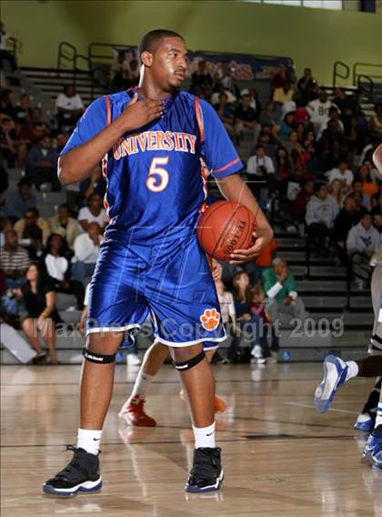 Thumbnail 3 in Reseda vs. University (CIF LACS D2 Final) photogallery.