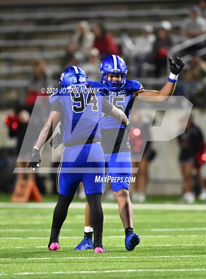 Thumbnail 1 in Weiss vs. Barbers Hill (UIL 5A D1 Football Regional Semifinal) photogallery.