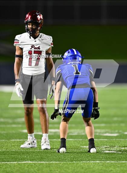 Thumbnail 3 in Weiss vs. Barbers Hill (UIL 5A D1 Football Regional Semifinal) photogallery.