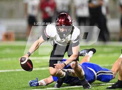 Thumbnail 2 in Weiss vs. Barbers Hill (UIL 5A D1 Football Regional Semifinal) photogallery.