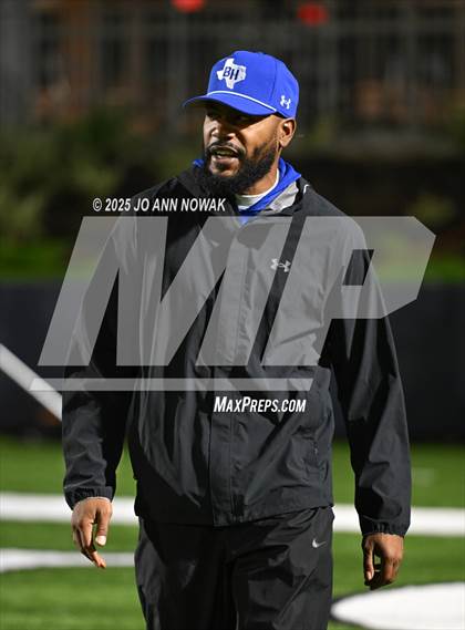 Thumbnail 2 in Weiss vs. Barbers Hill (UIL 5A D1 Football Regional Semifinal) photogallery.
