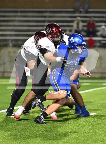 Thumbnail 2 in Weiss vs. Barbers Hill (UIL 5A D1 Football Regional Semifinal) photogallery.