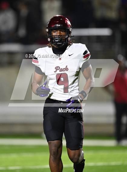 Thumbnail 1 in Weiss vs. Barbers Hill (UIL 5A D1 Football Regional Semifinal) photogallery.
