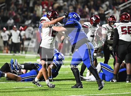 Thumbnail 3 in Weiss vs. Barbers Hill (UIL 5A D1 Football Regional Semifinal) photogallery.