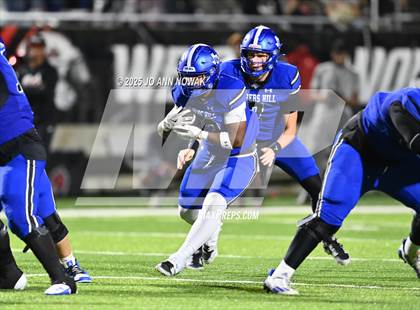 Thumbnail 3 in Weiss vs. Barbers Hill (UIL 5A D1 Football Regional Semifinal) photogallery.