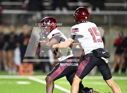 Thumbnail 3 in Weiss vs. Barbers Hill (UIL 5A D1 Football Regional Semifinal) photogallery.