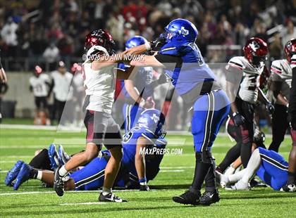 Thumbnail 1 in Weiss vs. Barbers Hill (UIL 5A D1 Football Regional Semifinal) photogallery.