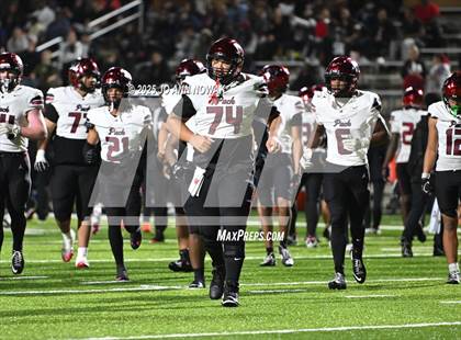 Thumbnail 2 in Weiss vs. Barbers Hill (UIL 5A D1 Football Regional Semifinal) photogallery.