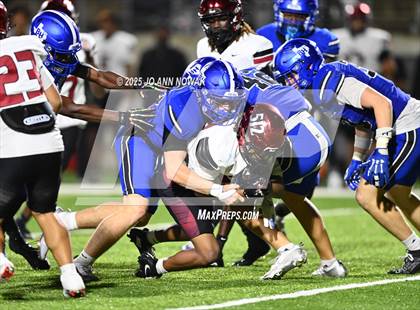 Thumbnail 3 in Weiss vs. Barbers Hill (UIL 5A D1 Football Regional Semifinal) photogallery.