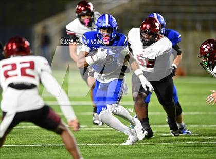 Thumbnail 3 in Weiss vs. Barbers Hill (UIL 5A D1 Football Regional Semifinal) photogallery.