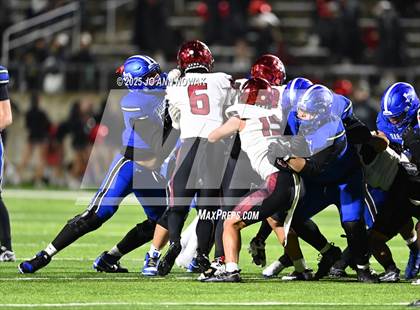 Thumbnail 3 in Weiss vs. Barbers Hill (UIL 5A D1 Football Regional Semifinal) photogallery.