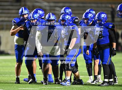 Thumbnail 2 in Weiss vs. Barbers Hill (UIL 5A D1 Football Regional Semifinal) photogallery.