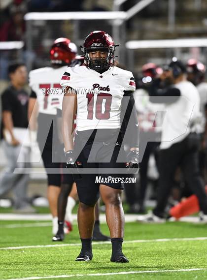 Thumbnail 3 in Weiss vs. Barbers Hill (UIL 5A D1 Football Regional Semifinal) photogallery.