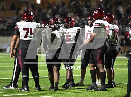 Thumbnail 2 in Weiss vs. Barbers Hill (UIL 5A D1 Football Regional Semifinal) photogallery.