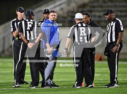Thumbnail 3 in Weiss vs. Barbers Hill (UIL 5A D1 Football Regional Semifinal) photogallery.