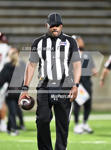 Thumbnail 3 in Weiss vs. Barbers Hill (UIL 5A D1 Football Regional Semifinal) photogallery.