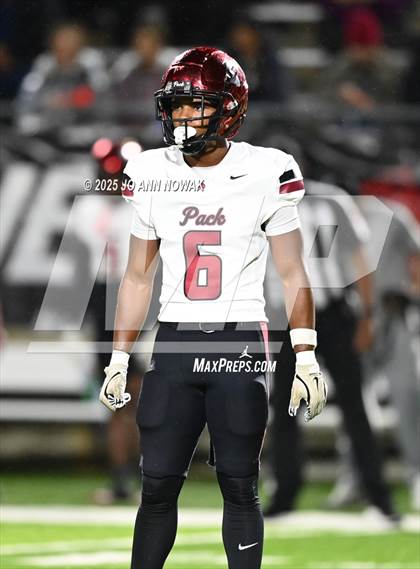 Thumbnail 2 in Weiss vs. Barbers Hill (UIL 5A D1 Football Regional Semifinal) photogallery.