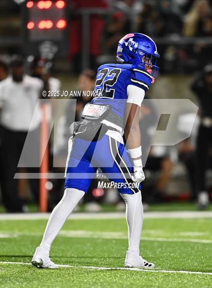 Thumbnail 2 in Weiss vs. Barbers Hill (UIL 5A D1 Football Regional Semifinal) photogallery.