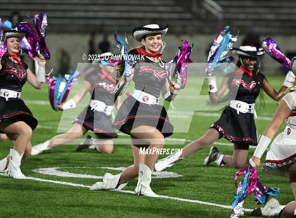 Thumbnail 3 in Weiss vs. Barbers Hill (UIL 5A D1 Football Regional Semifinal) photogallery.