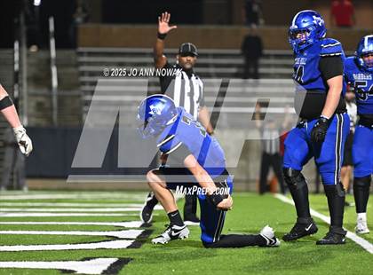 Thumbnail 2 in Weiss vs. Barbers Hill (UIL 5A D1 Football Regional Semifinal) photogallery.