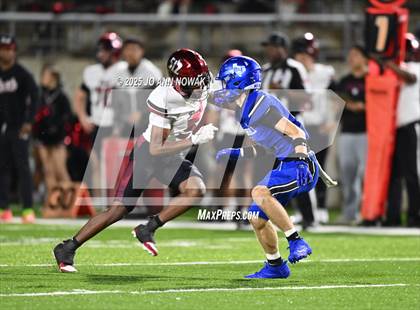 Thumbnail 3 in Weiss vs. Barbers Hill (UIL 5A D1 Football Regional Semifinal) photogallery.