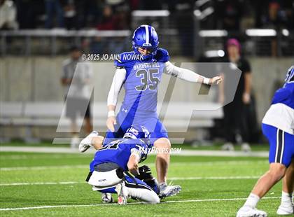 Thumbnail 1 in Weiss vs. Barbers Hill (UIL 5A D1 Football Regional Semifinal) photogallery.