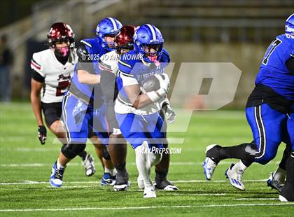 Thumbnail 3 in Weiss vs. Barbers Hill (UIL 5A D1 Football Regional Semifinal) photogallery.