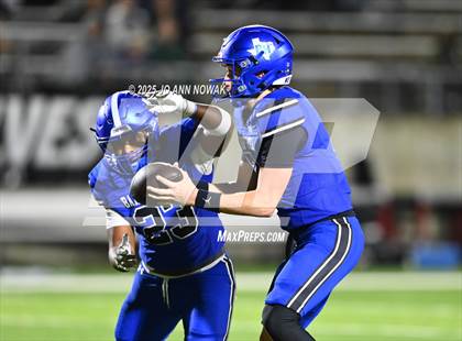Thumbnail 3 in Weiss vs. Barbers Hill (UIL 5A D1 Football Regional Semifinal) photogallery.