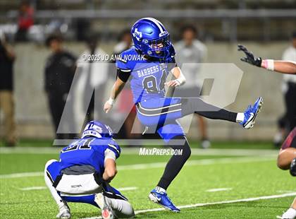 Thumbnail 3 in Weiss vs. Barbers Hill (UIL 5A D1 Football Regional Semifinal) photogallery.