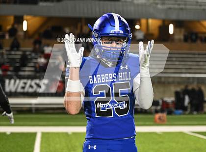 Thumbnail 3 in Weiss vs. Barbers Hill (UIL 5A D1 Football Regional Semifinal) photogallery.