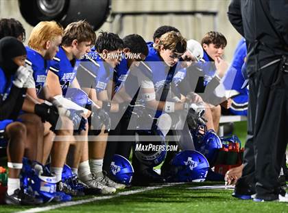 Thumbnail 1 in Weiss vs. Barbers Hill (UIL 5A D1 Football Regional Semifinal) photogallery.