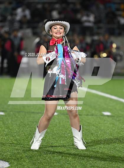 Thumbnail 2 in Weiss vs. Barbers Hill (UIL 5A D1 Football Regional Semifinal) photogallery.