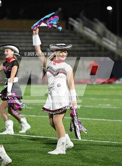 Thumbnail 3 in Weiss vs. Barbers Hill (UIL 5A D1 Football Regional Semifinal) photogallery.