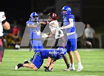 Thumbnail 3 in Weiss vs. Barbers Hill (UIL 5A D1 Football Regional Semifinal) photogallery.