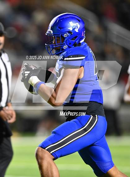 Thumbnail 1 in Weiss vs. Barbers Hill (UIL 5A D1 Football Regional Semifinal) photogallery.