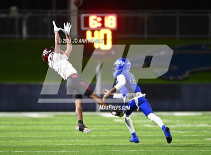 Thumbnail 2 in Weiss vs. Barbers Hill (UIL 5A D1 Football Regional Semifinal) photogallery.