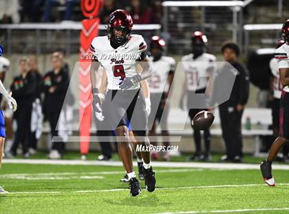 Thumbnail 1 in Weiss vs. Barbers Hill (UIL 5A D1 Football Regional Semifinal) photogallery.