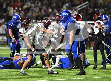 Thumbnail 2 in Weiss vs. Barbers Hill (UIL 5A D1 Football Regional Semifinal) photogallery.