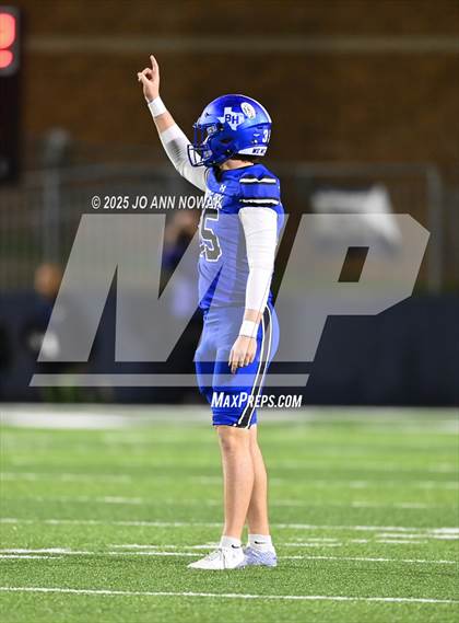 Thumbnail 1 in Weiss vs. Barbers Hill (UIL 5A D1 Football Regional Semifinal) photogallery.