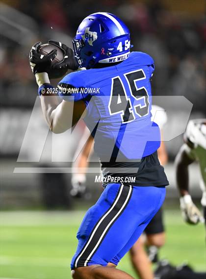 Thumbnail 3 in Weiss vs. Barbers Hill (UIL 5A D1 Football Regional Semifinal) photogallery.