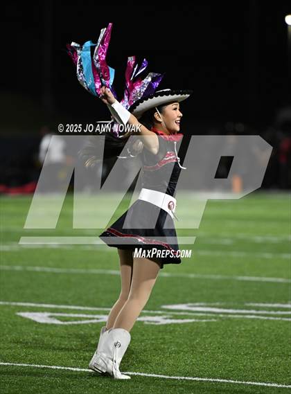 Thumbnail 3 in Weiss vs. Barbers Hill (UIL 5A D1 Football Regional Semifinal) photogallery.
