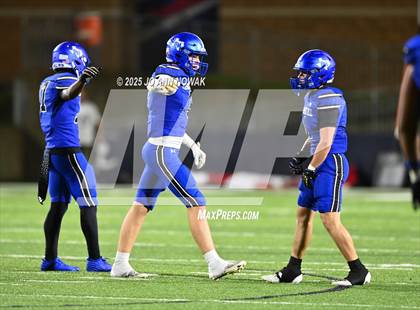 Thumbnail 1 in Weiss vs. Barbers Hill (UIL 5A D1 Football Regional Semifinal) photogallery.