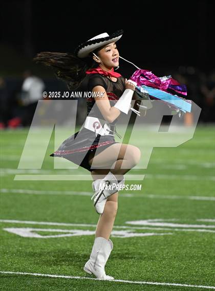 Thumbnail 1 in Weiss vs. Barbers Hill (UIL 5A D1 Football Regional Semifinal) photogallery.