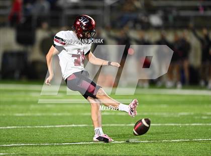 Thumbnail 2 in Weiss vs. Barbers Hill (UIL 5A D1 Football Regional Semifinal) photogallery.