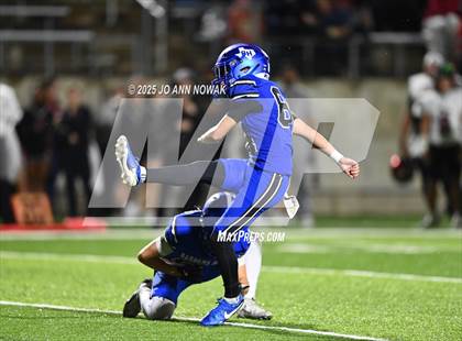 Thumbnail 2 in Weiss vs. Barbers Hill (UIL 5A D1 Football Regional Semifinal) photogallery.