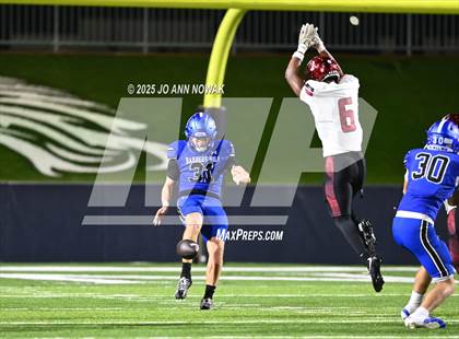 Thumbnail 3 in Weiss vs. Barbers Hill (UIL 5A D1 Football Regional Semifinal) photogallery.