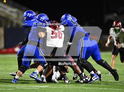 Thumbnail 1 in Weiss vs. Barbers Hill (UIL 5A D1 Football Regional Semifinal) photogallery.