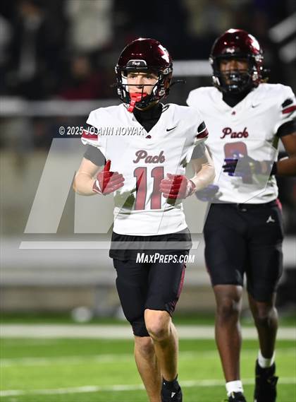 Thumbnail 3 in Weiss vs. Barbers Hill (UIL 5A D1 Football Regional Semifinal) photogallery.
